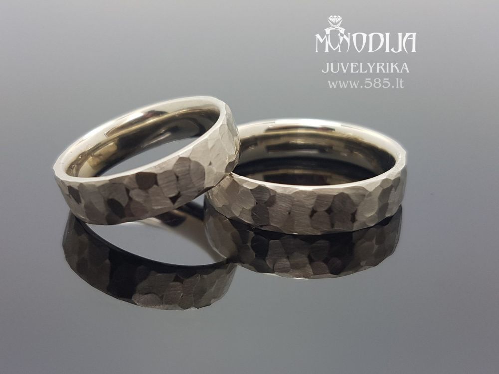Rankų darbo balto aukso vestuviniai žiedai
Svoris: 11g
Darbo kaina: 300€
Plotis: 5,5mm - www.585.lt