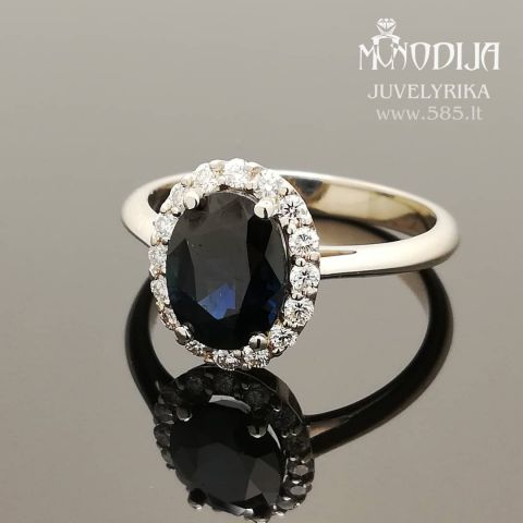 Balto aukso sužadėtuvių žiedas puoštas safyru ir briliantais. Svoris 3g, 16vnt po 0.02ct. Kaina nuo 1200€