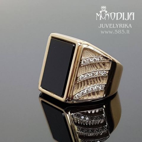 Vyriškas žiedas puoštas briliantais po 0.15ct ir juodu oniksu. Darbas nuo 400€