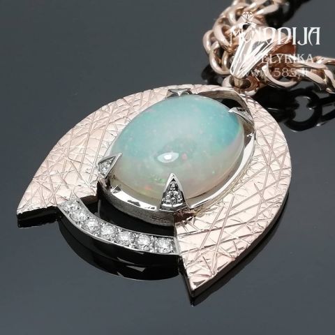 Rankų darbo pakabukas su opalu puoštas briliantais. Svoris 22g. Darbas nuo 500€