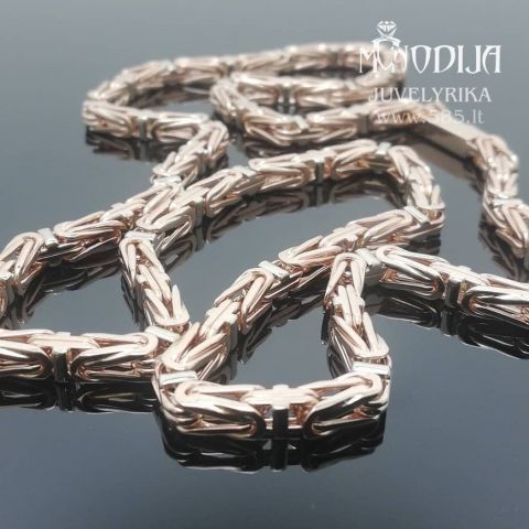 Auksinė pitono grandinėlė su baltais skersiniais. Svoris 74g, ilgis 61cm. Darbas nuo 400€