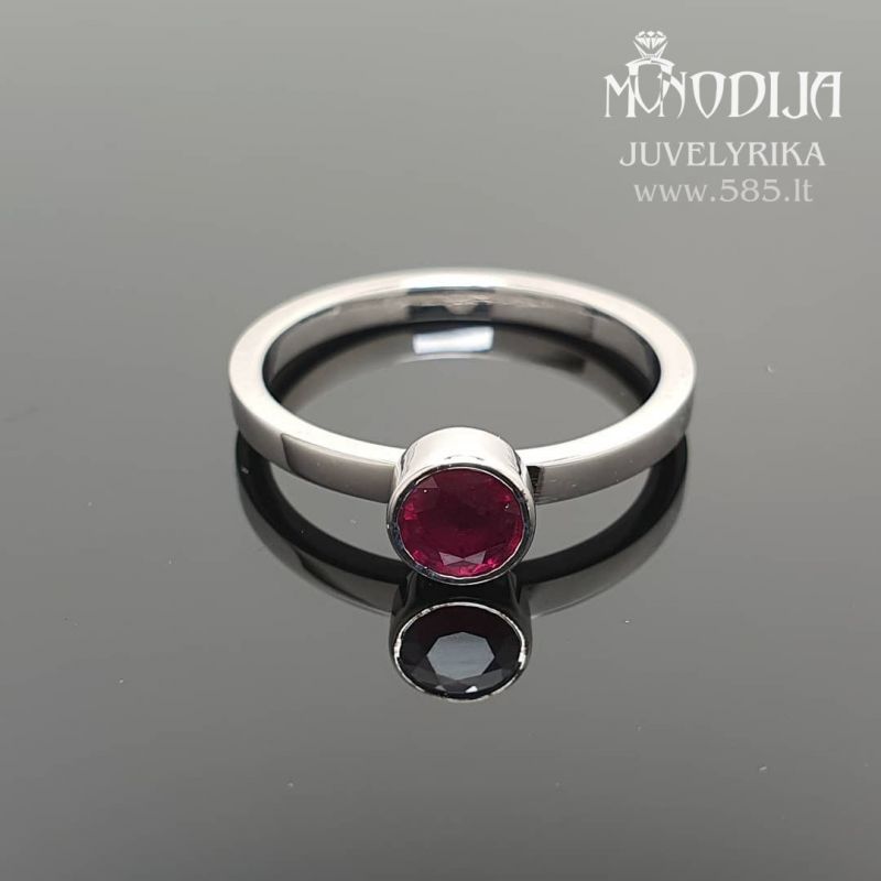 Balto aukso žiedas su rubinu. Svoris 2.5g,  rubinas 0.5ct. Kaina nuo 500€ - www.585.lt